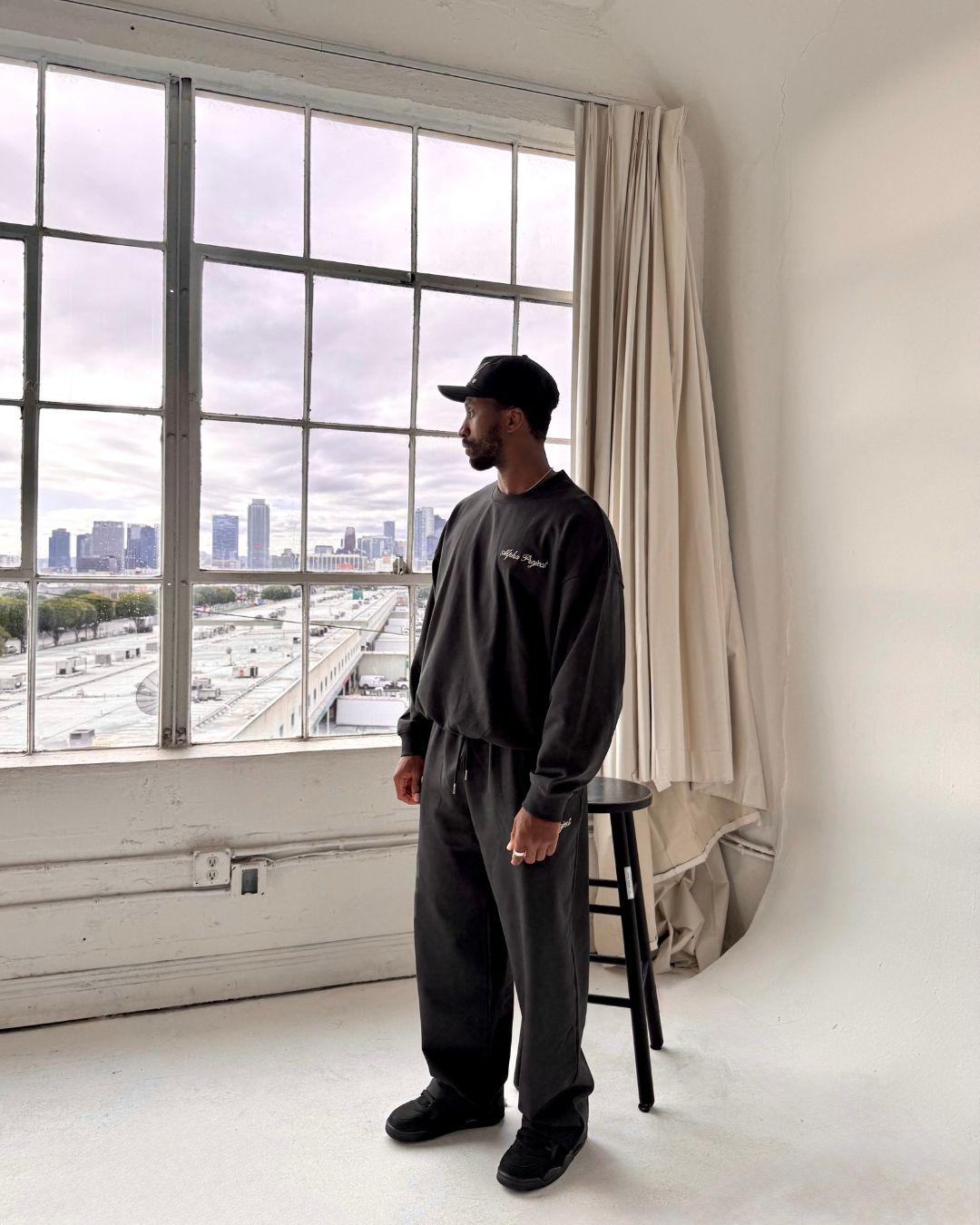 Manila x London - Boxy Fit Sweatshirt - Black